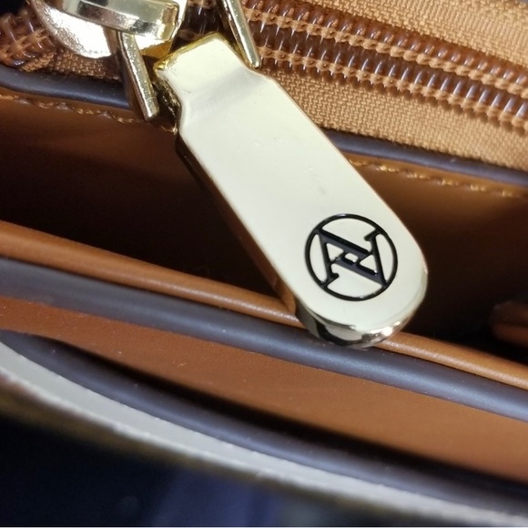 Adrienne Vittadini Signature Collection Tote - Picture 4 of 7